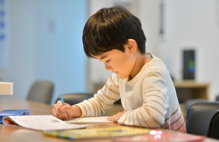 日常的な宿題から長期休暇時のものまで幅広く支援 | 国分寺の塾なら学力の基礎を育める寺子屋base